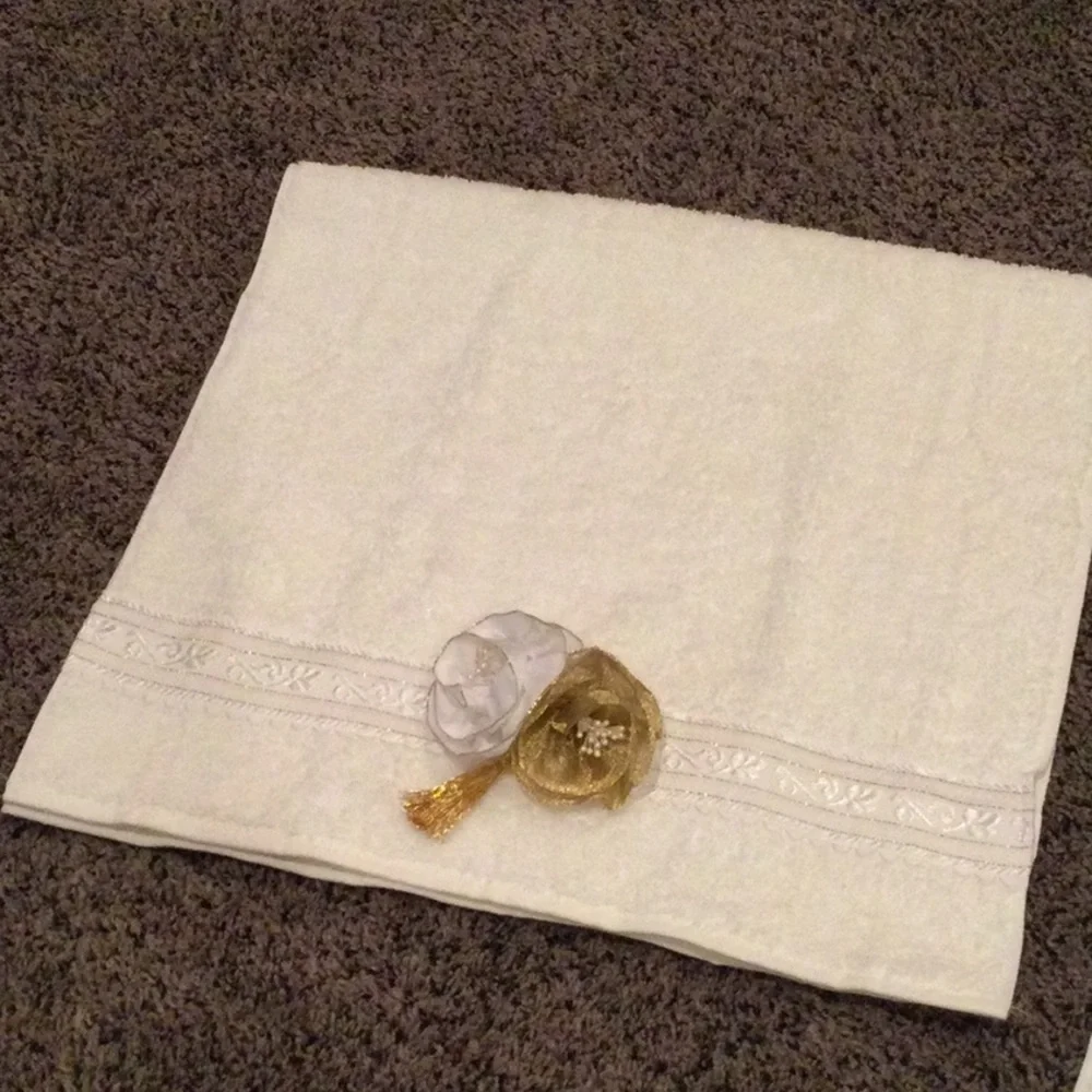 NWT Set of 2 Fieldcrest Decorative Towels